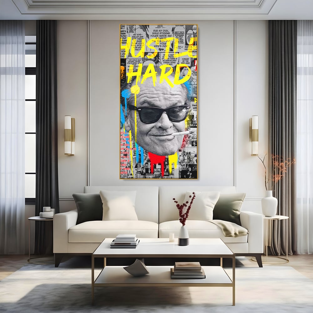 Tablou canvas cu tablou portret jack nicholson cu ochelari si tigara, in rama de aluminiu auriu, pe perete intr-un living